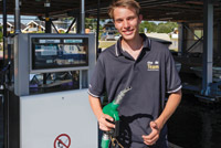 ein junger Mann an der Tankstelle für Hausboote